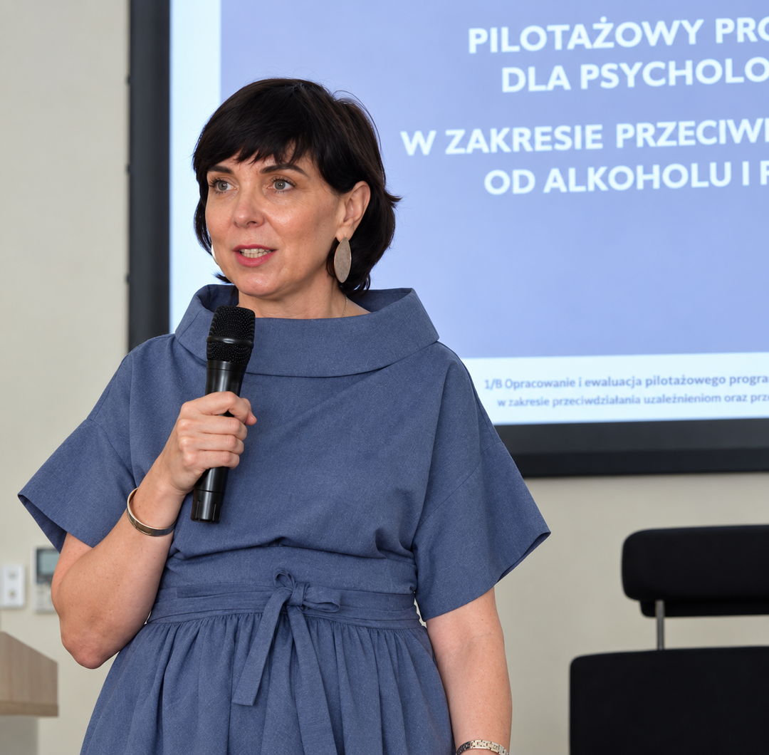 Justyna Klingemann prowadzi wykład, za nią slajd prezentacji.