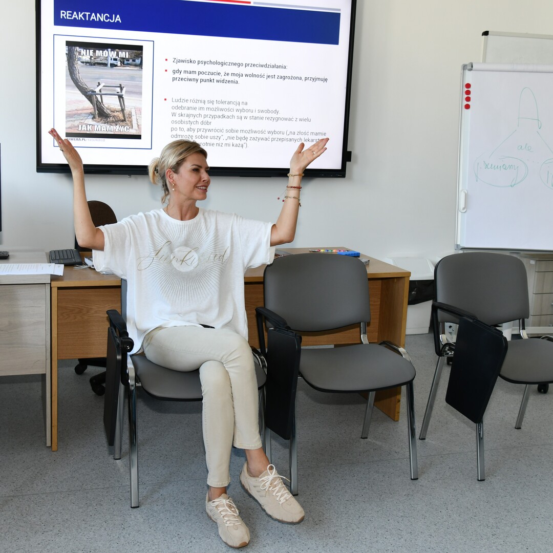 Magdalena Dolska-Topor prowadzi szkolenie psychologiczne.