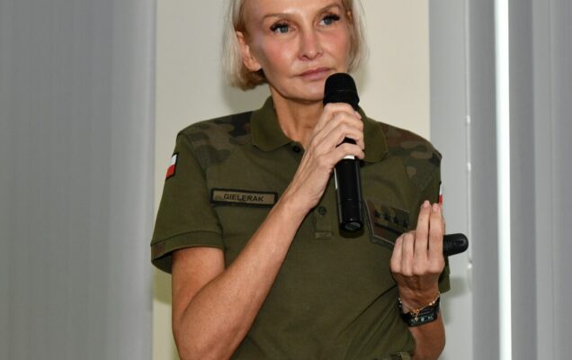 Magdalena Gielerak z mikrofonem.