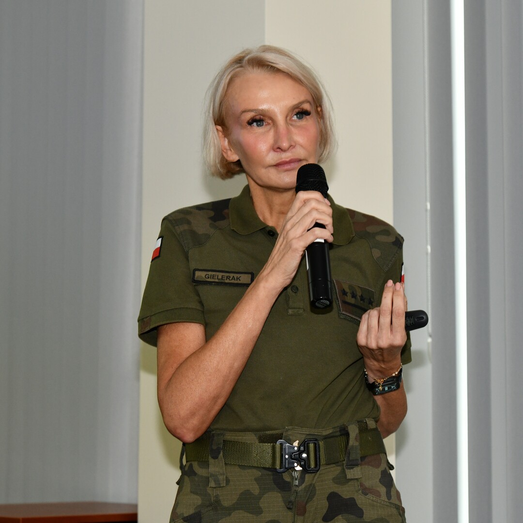 Magdalena Gielerak z mikrofonem.