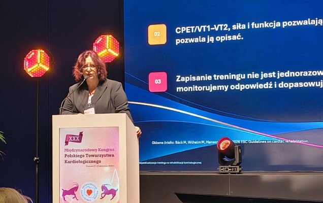 Prelegentka na XXX Międzynarodowym Kongresie PTK prowadzi wykład, za nią slajd prezentacji