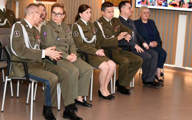 Dyrektor WIM Grzegorz Gielerak rozmawia z płk Anitą Podlasin.