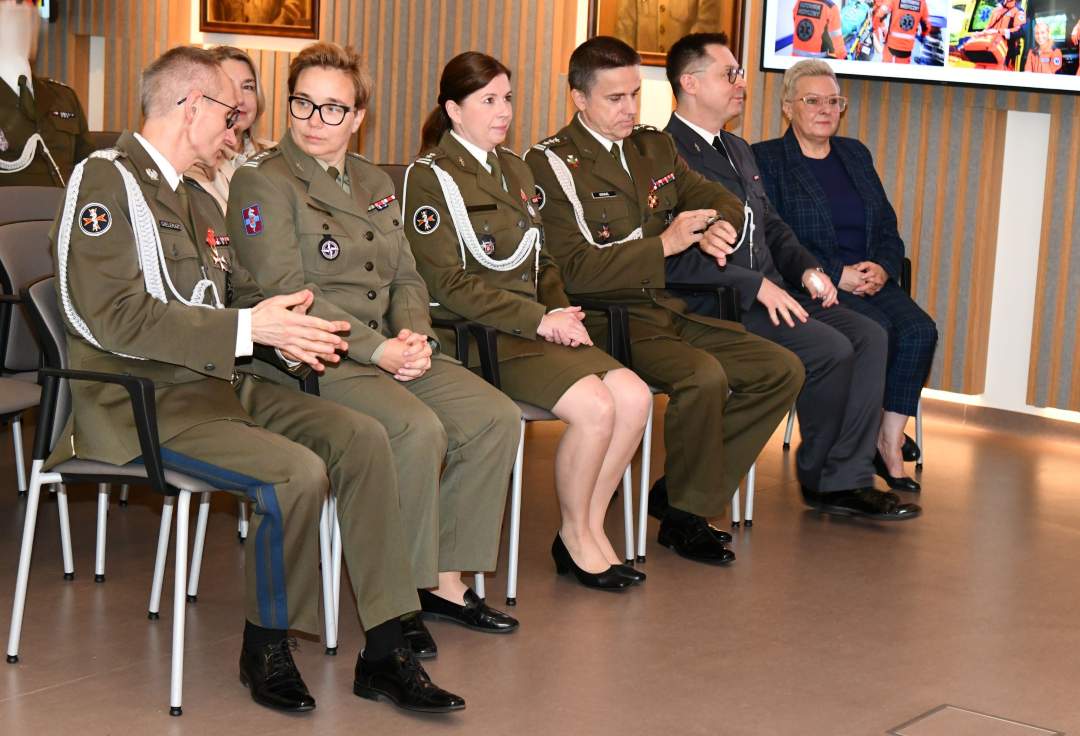 Dyrektor WIM Grzegorz Gielerak rozmawia z płk Anitą Podlasin.