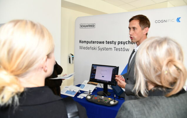III Konferencja Psychiatryczna, pokazywanie nowego sprzętu do testów psychologicznych