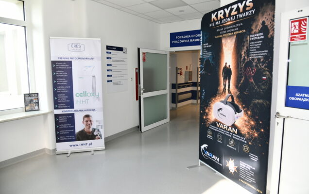 Korytarz z banerem reklamującym nowy sprzęt do rehabilitacji psychologicznej
