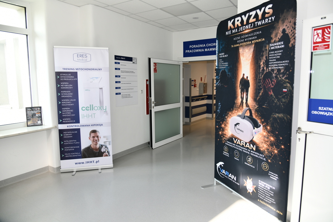 Korytarz z banerem reklamującym nowy sprzęt do rehabilitacji psychologicznej