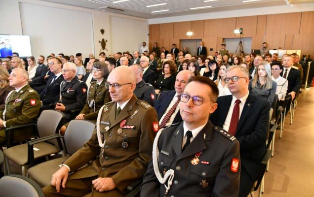 Siedzący w auli WIM goście i pracownicy Instytutu.