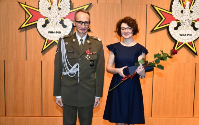 Grzegorz Gielerak pozuje do zdjęcia z laureatką.