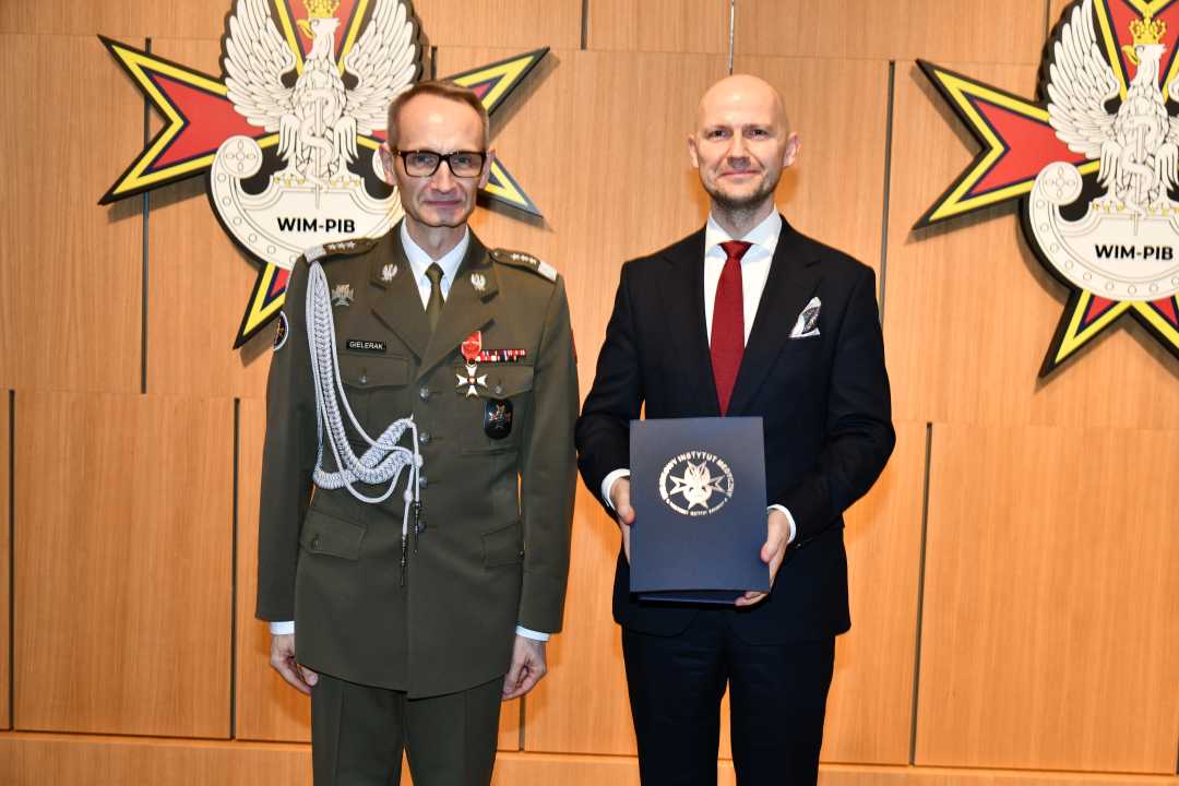 Grzegorz Gielerak pozuje z laureatem do wspólnego zdjęcia.