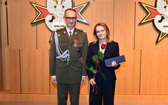 Grzegorz Gielerak pozuje z laureatką do zdjęcia.