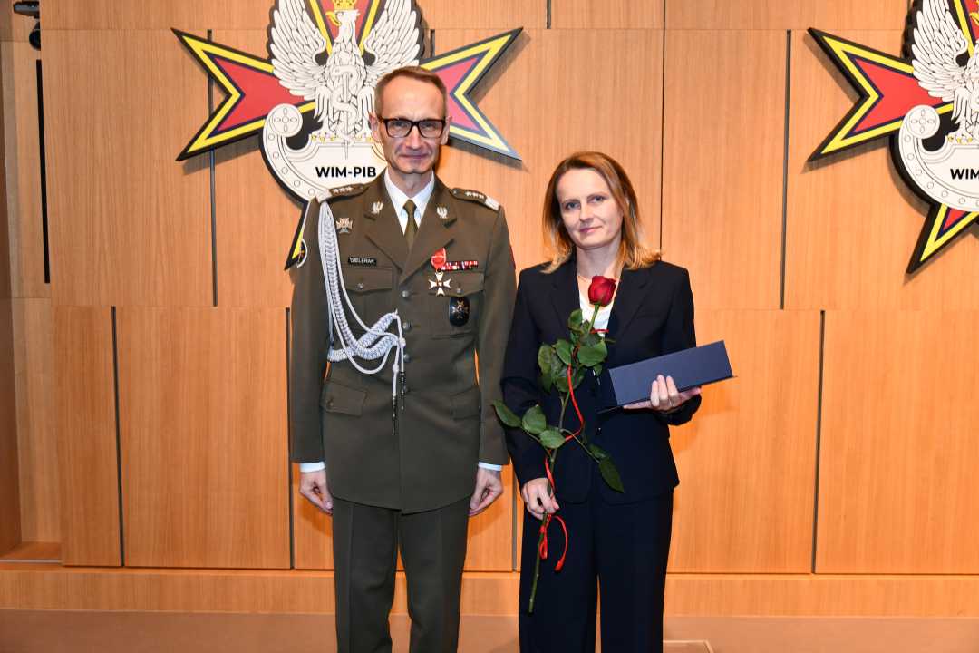 Grzegorz Gielerak pozuje z laureatką do zdjęcia.
