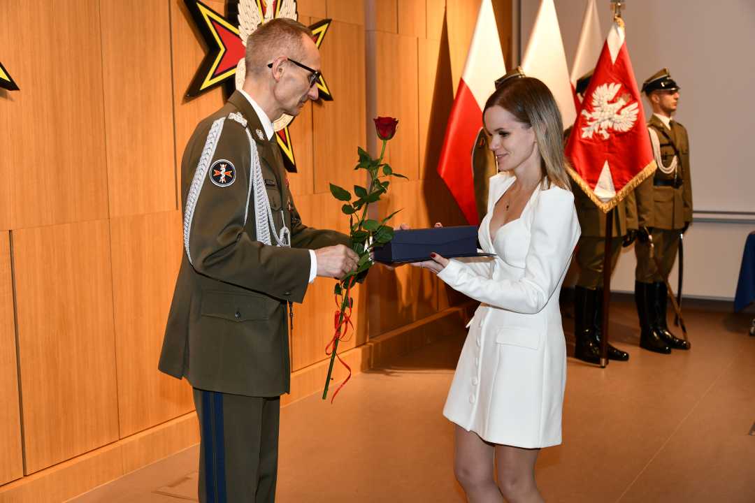 Grzegorz Gielerak wręcza pracowniczce WIM dyplom.