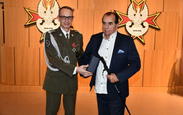 Dyrektor WIM pozuje do zdjęcia z laureatem.