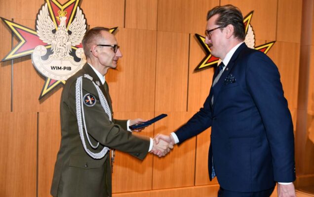 Dyrektor WIM-PIB wręcza laureatowi dyplom.