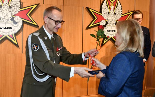Dyrektor WIM-PIB wręcza laureatce dyplom.