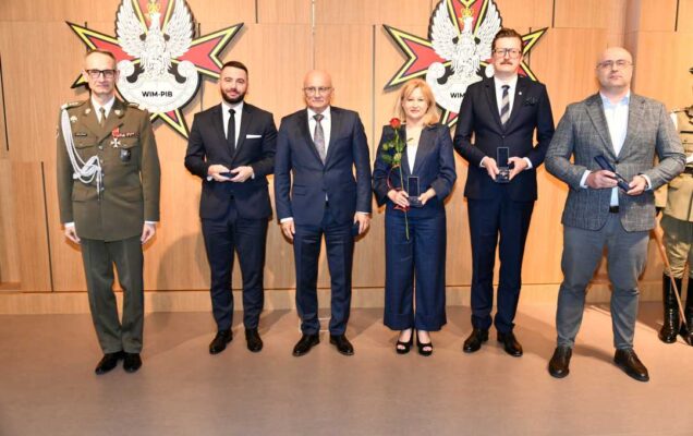 Dyrektor WIM-PIB pozuje do zdjęcia z Agnieszką Rustecką, Piotrem Kowalewskim, Krzysztofem Staroniem, Adrianem Olczakiem i Adamem Jakubisiakiem.