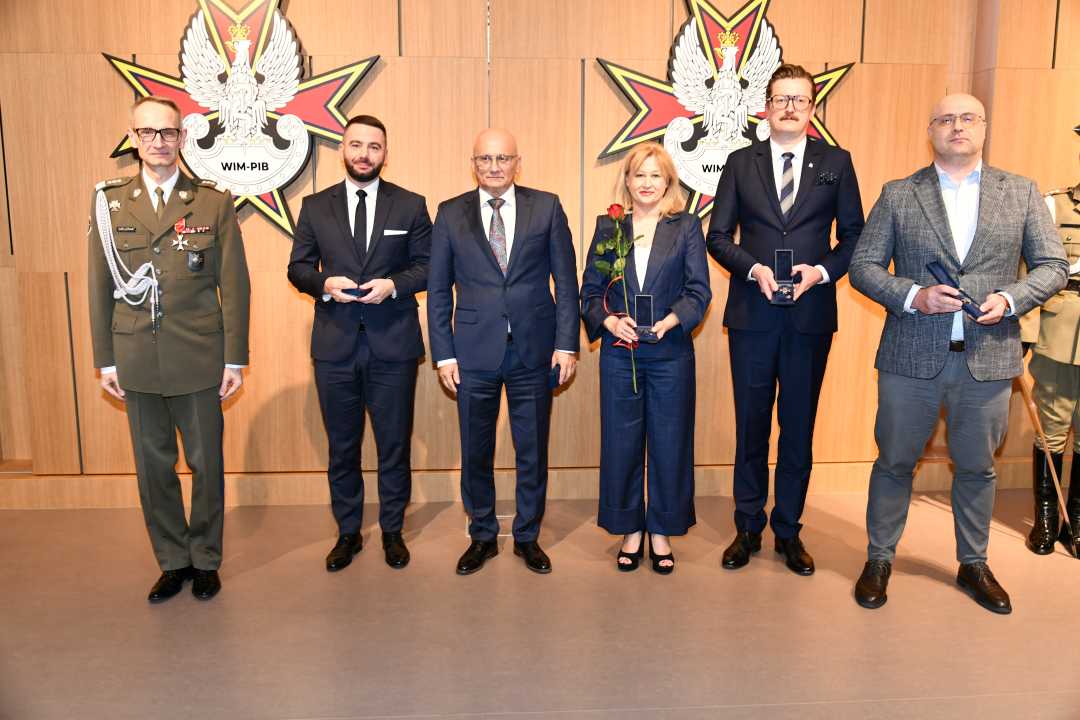Dyrektor WIM-PIB pozuje do zdjęcia z Agnieszką Rustecką, Piotrem Kowalewskim, Krzysztofem Staroniem, Adrianem Olczakiem i Adamem Jakubisiakiem.