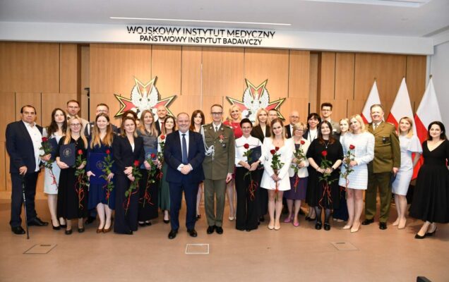 Zdjęcie grupowe Dyrektora WIM-PIB i Alojzego Nowaka z laureatami.