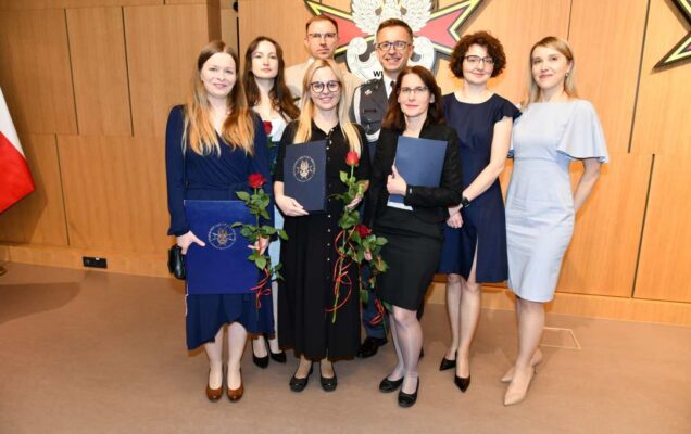 Zdjęcie grupowe laureatów z dyplomami.