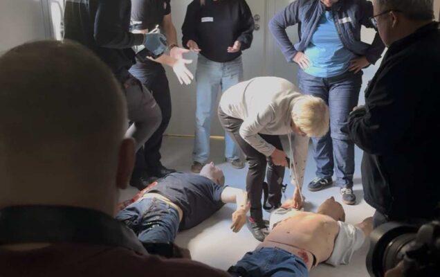 Uczestnicy ćwiczą udzielania pomocy na rannym fantomie w pomieszczeniu Wojskowego Instytutu Badawczego